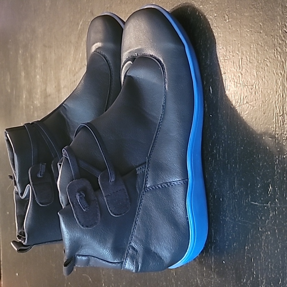 NWOT BLk BOOTS  - leather w/blue soles.